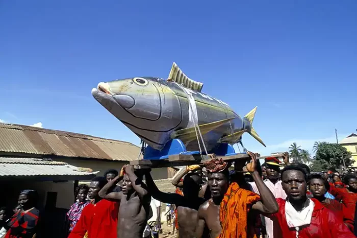 A-fish-shaped-coffin-is-p-007