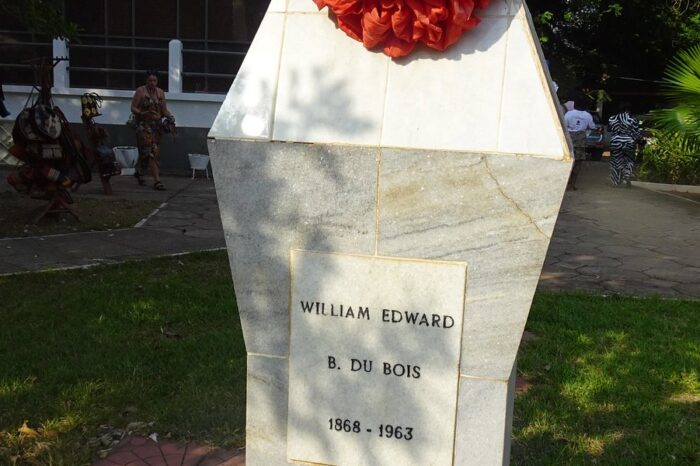 przed-muzeum-web-duboisa